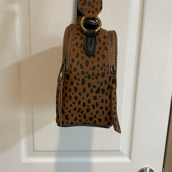 Universal Thread Leopard Print Crossbody Bag Womens Faux Leather  Compartments - Picture 2 of 15